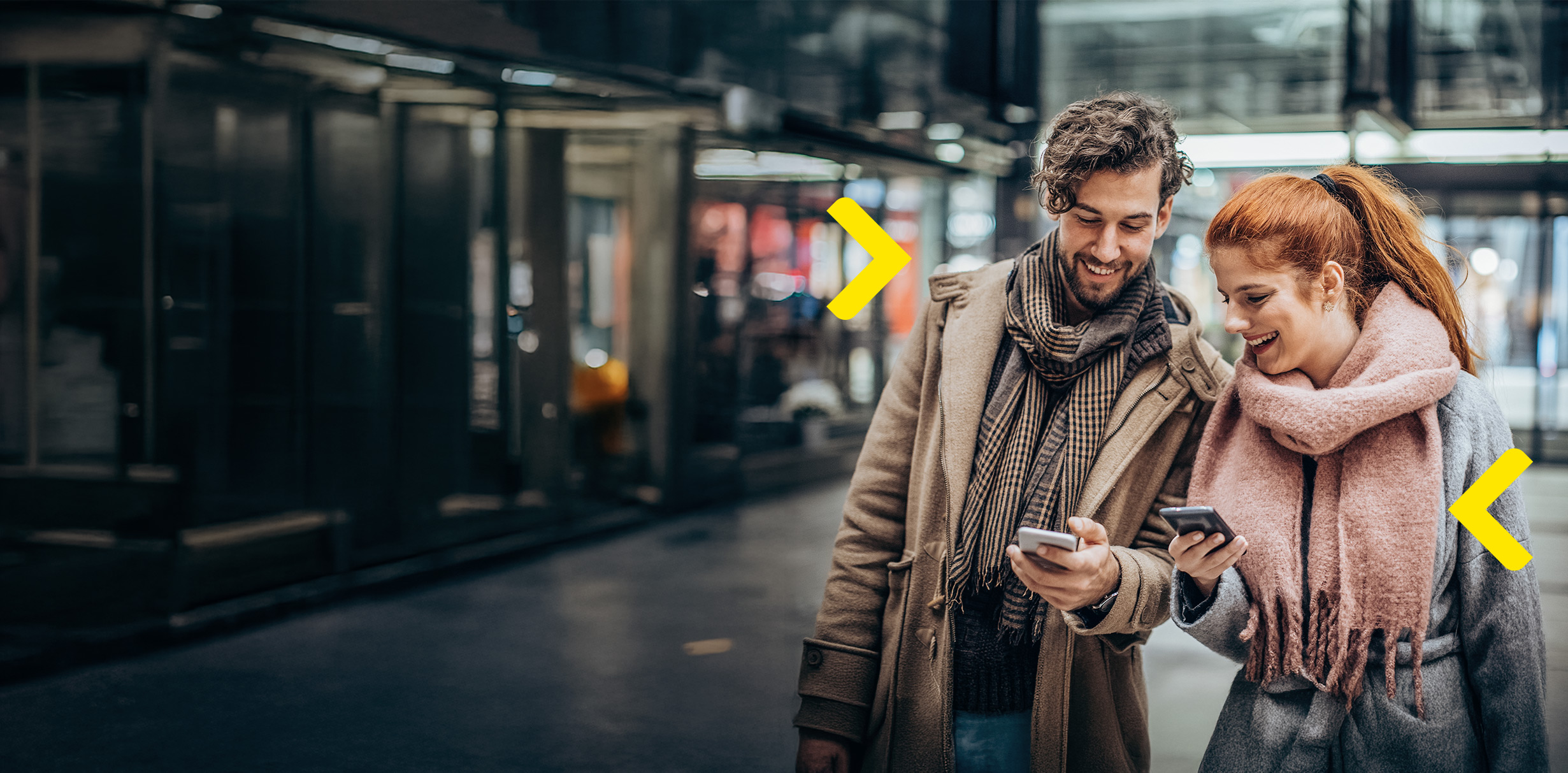 Két személy mobillal a kezében, mert a Raiffeisennél magánszemélyt és kisvállalkozói ügyfelet is lehet ajánlani egyszerűen az appban.